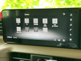 ラジオやテレビ、Bluetooth、USBなどの選択肢が画面に並び、使いたい音源を見つけやすい表示です。お好みの接続方法を選びやすく、車内での時間を便利に過ごせます。