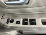 【電動格納ミラー】サイドミラーは電動格納式となっており、狭い駐車場でもキズがつくリスクを抑えられます。