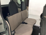 後席はワークスタイルに合わせて作業空間をアレンジします。左右分割で収納でき、段差のないフラットな荷室スペースを作り出すシートです。