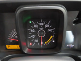 ハンドルには、アクセルペダルを踏まずに定速走行し疲労軽減に貢献するクルーズコントロールと、ハンドルから手を離さずにオーディオを操作できるので安全性がとても上がるステアリングリモコンが付いています!