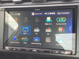 地デジや各種メディアを選べるソース切替画面を備えています。停車中にはテレビなどの映像を視聴でき、休憩時間の過ごし方にも活用できる便利な装備です。