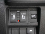 両側パワースライドドア付き!挟み込み防止機能でお子さまの乗り降りも安心です。さらに車内・車外のドアハンドルはもちろん、運転席スイッチやリモコンキーからも開閉できるので、大変便利な装備です!