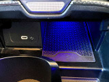 ワイヤレス充電器の近くにはUSBタイプCの端子が1か所ございます。携帯電話カバーなどでワイヤレス充電ができなくても、USBタイプCの高速充電で対応できますので安心してドライブをお楽しみ頂けます。