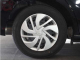 ◆純正ホイール装着車◆シンプルなデザインのホイールキャップ付きです。