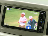 テレビ番組を画面で視聴できる装備です。停車時の休憩中などに映像を楽しめ、画面には放送中の番組が表示されています。車両の周囲や安全を確認したうえでご利用ください。