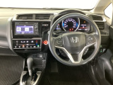 【ハンドル】運転にかかわる様々な操作を安全に行えるように視点移動が少なく操作性に配慮されたスイッチ類が凝縮されたコックピットです。