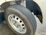 タイヤ残り溝が1.6mmになる目安として「スリップサイン」が設けられています。この車はまだまだ残っておりますので、安心してお乗り頂けます!