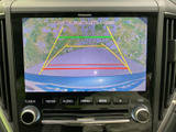 後方の様子を画面で確認でき、駐車時の位置合わせをサポートします。目安となるガイド線も表示されるため、周囲の状況とあわせて確認しながら、落ち着いて駐車しやすい装備です。