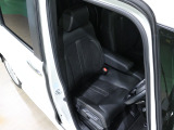 程よい硬さとホールド性が高いシートで長時間運転も快適です。