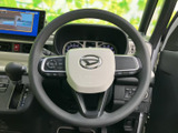 手元にスイッチ類を備え、運転姿勢を大きく変えずに車内機能を操作しやすい構成です。周囲にはメーターや画面も配置され、必要な情報を確認しながら運転に集中しやすい環境を整えています。