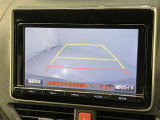 車庫入れなど後進運転時に死角をモニターで確認ができて安全です♪ ステアリング操作の参考になるガイド線も表示しますので車庫入れがニガテな方も安心ですネ!