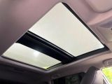 【サンルーフ】開放感たっぷりの希少装備、サンルーフが装着されています!車内に明かりを取り入れたり景色を楽しむ以外にも、車内の空気も簡単に換気できて快適です!