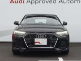 シングルフレームグリルはAudiの象徴的なデザイン要素であり、一目でAudiとわかるスタイル、大きくて迫力のある形状が車のスポーティな印象を強調しており、魅力的なデザインとなっています。
