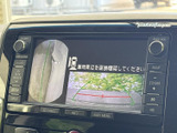 車両周辺を確認する映像とガイド線が画面に表示され、駐車時などの周囲確認に役立ちます。画面上に注意表示もあり、目視での確認と合わせて活用いただけます。