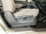 【前席】運転席にはシート高を調整できるハイトアジャスターが装備され、幅広いシートポジションの設定が可能になっております♪