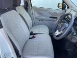 運転席まわりです。実際に座ってみて、乗り心地を体験してみてください,視界も良好です。