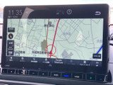 大きく見やすい画面に地図を表示し、周辺の道路や施設を確認しやすい仕様です。画面下には操作ボタンも並び、目的に合わせて使い分けられます。