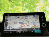 画面上に周辺の道路や地名が表示され、現在地を確認しながら目的地までの道筋を把握できます。タッチ操作で地図を確認でき、初めて訪れる場所への移動や日常のお出かけにも便利に活用いただけます。