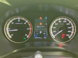 メーターと中央の表示部に情報がまとまり、運転中に必要な内容を確認しやすい構成です。表示が見渡しやすく、速度や車両の状況を把握する際にも便利。毎日の運転を支える装備です。