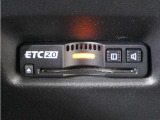 ◆ETC2.0装着◆進化したドライブ体験。料金収受システムだけだったETCが生まれ変わって、高速道路を賢く使うETC2.0に進化しました。多彩な情報サービスが便利で快適なドライブ体験を提供します。