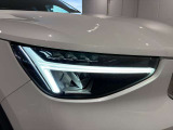 LEDヘッドライトは北欧神話でのトールハンマーがスタイリッシュなデザイン性となっており他車を魅了します。