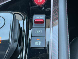 【オートブレーキホールド】ブレーキペダルを踏んで停車すると、ブレーキペダルから足を離してもクルマがブレーキ力を維持!! 踏み続けなくていいから足の疲れを緩和します。