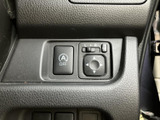 運転席まわりにスイッチが集約され、ミラー調整などの設定を手元で行える装備です。表示やボタンの形状を見ながら操作しやすく、乗車前の調整にも便利。毎日の運転を支える実用的な装備です。