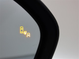隣車線を走る車両をレーダーで検知し、ドアミラーでは確認しにくい後側方エリアに存在する車両に加え、急接近してくる車両も検知します。車両を検知するとドアミラーに搭載されたLEDインジケーターが点灯します。