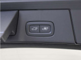 テールゲートには、スイッチ一つで開閉可能な電動開閉機能を採用。ダッシュボードとテールゲートに設置されたボタンを押すだけで自動的に開閉します。
