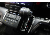 インパネシフトだから視線の移動も少なく足元もスッキリ♪運転席もゆったりしているのでゆとりを持ってドライブできますね!