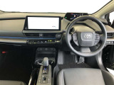 機能的なインパネはスイッチ類の操作性も良好!シンプルな水平基調のダッシュボードに液晶画面がスッキリと並んだスタイリッシュなデザインも好評です!便利なデジタルインナーミラーやステアリングヒーター等装備!