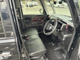 運転席まわりは視界が広く、前方や周囲の状況を確認しやすいレイアウトです。シートにはゆったり座れ、乗り降りもスムーズ。