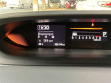 視認性に優れたメーターを採用しており、走行中でも車速や情報が分かりやすく表示されます。運転時の視線移動をむりのない範囲に抑え、快適で安心感のあるドライブをサポートします。