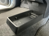 【センターフロアトレイ】ボックスティッシュを置いた下にも携帯電話などを収納できる空間が設けられております♪