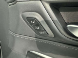 シートメモリー機能装備付きです。シートの位置をそれぞれ記憶しておく事ができるので、ご家族や、複数の方で車を乗られるオーナー様には、便利な機能です。