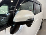ドアミラーウインカーを装備!右左折や車線変更時に、周囲の車や歩行者からウインカーの点滅を確認しやすく、安全運転をサポート。デザイン面でもスタイリッシュな印象を与えてくれます。