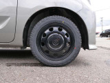 右フロントタイヤです。純正14インチアルミホイールに155/65R14の組み合わせです。