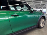 MINIのドアノブは、クラシカルな雰囲気を醸し出す上品なクロームメッキ仕上げと、しっかりと握れる伝統的なグリップ型が特徴です。レトロさと高い質感を両立し、触れるたびに愛着が湧くデザインです。