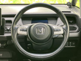 手元に複数のスイッチがまとまり、運転姿勢を保ちながら各種操作を行いやすい配置です。握りやすい形状で、日常の移動時も視線を大きく外さずに扱えるのが便利です。