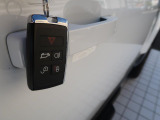 【キーレスエントリー】バッグやポケットからキーを取り出すことなく車にアクセスして、ロックとアラームを設定できます。 毎日の利便性をさらに高める機能です。