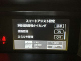 レーンディパーチャーアラートとは車線または走路からの逸脱の可能性を警告すると共に、車線または走路からの逸脱を避けるためのハンドル操作の一部を支援する機能です。詳細は販売店スタッフまでおたずねください。
