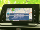 地図表示に加えて現在時刻や交通情報も確認でき、目的地までの道のりを把握する際に役立ちます。安全のため走行中の操作を控える案内も画面に表示されています。