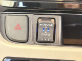 USB電源ポート&USB接続端子が付いています。