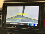 リバースギアに入れるだけで後方の表示へ切り替わります。夜間や雨の日の駐車も楽になりますよ。