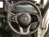 ハンドルにHondaセンシング系のクルーズコントロールやレーンキープアシストなどのスイッチと、オーディオの操作スイッチが装備されています。ハンドルから手を離さず安全に操作できます。