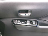 運転席のドアパネルで、パワーウィンドウやミラーの操作ができます!