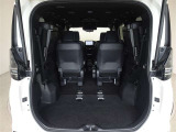 サードシートは跳ね上げ式。片手でのワンタッチ格納で荷室スペースが広がります。