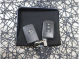 【スマートキー】キーをバッグやポケットに入れたままでもドアロックの開閉が出来るほか、エンジンキーを挿さなくてもエンジンスタートストップが出来ます。