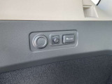荷室の左側には、ACの100V電源ソケットを装備しています。冷蔵庫等の100V電源が繋げて便利です。12V電源のアクセサリーソケットも付いています。