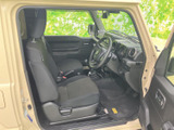 前席は見晴らしのよい着座位置で、運転席まわりを見渡しやすいレイアウト。座面と背もたれには落ち着いた色合いのシートを採用し、乗り降りのしやすさにも配慮された室内空間です。